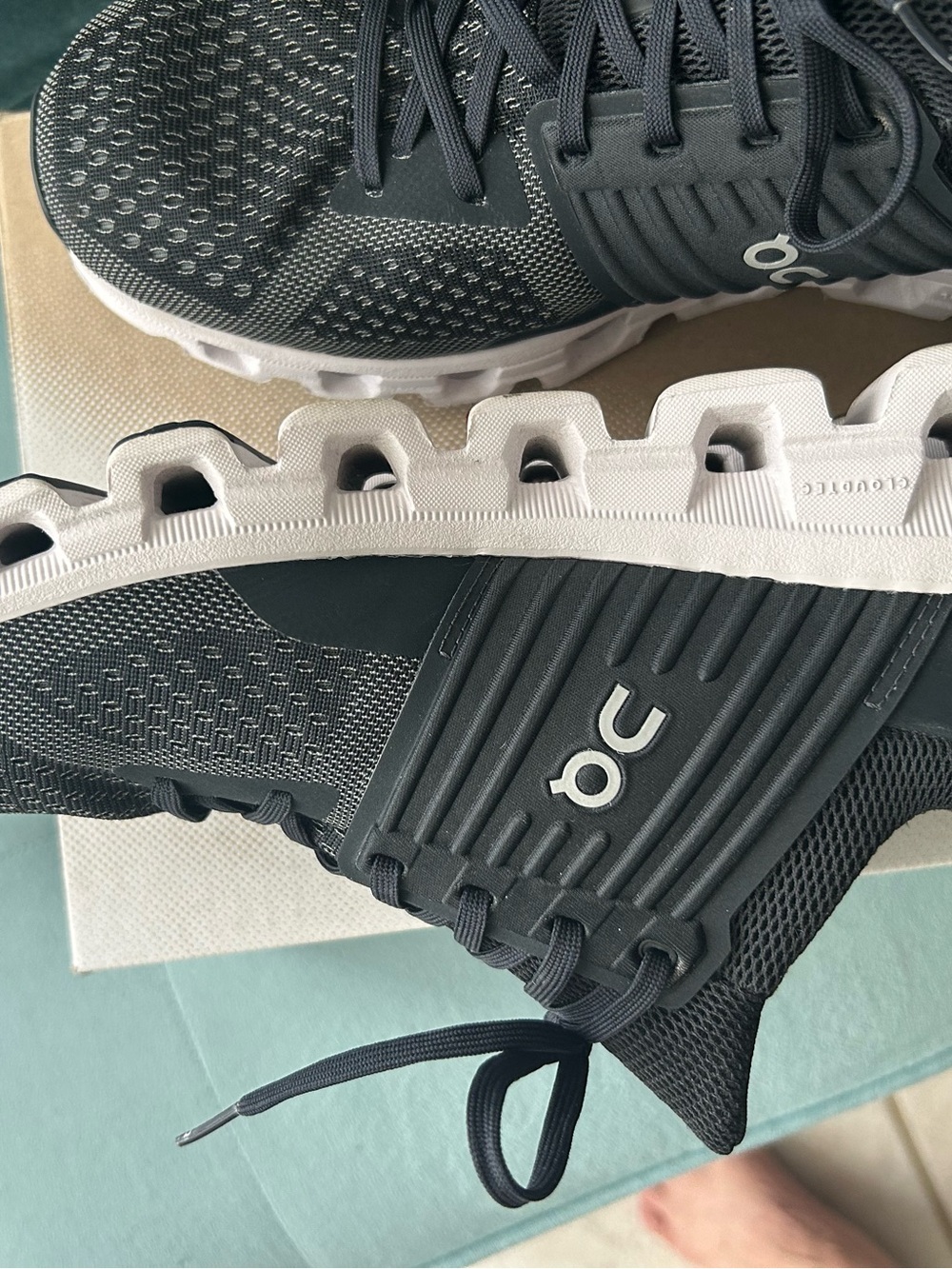On Cloud Running Men's Cloudswift Sneakers in Black and White 9.5 m - Picture 3 of 8